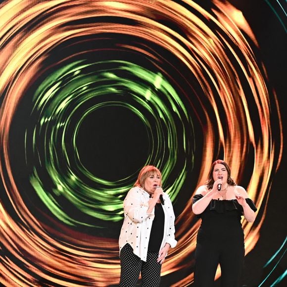 Exclusif - Michele Bernier et sa fille Charlotte Gaccio lors de l'enregistrement de l'émission "Famille je vous aime" présentée par M. Drucker et qui sera diffusée le 13 juin 2025 sur France 3, aux Studios rive gauche à Paris, France, le 14 avril 2025. © Clovis-Gaffiot/Bestimage
Tout au long de sa carrière, Michel Drucker a interviewé les parents de ses invités pour comprendre leur parcours. Il a tissé des liens avec chacune de leur famille. Voilà comment est née l'idée de " Famille je vous aime ".

Cette émission diffusée en prime time sur France 3, entre la Fête des Mères et la Fête des Pères, a pour thème principal la transmission.

La famille a toujours inspiré les artistes que ce soit en chanson ou en humour. Gad Elmaleh, le parrain de cette première émission sera accompagné de Régine et David, ses parents. Il y aura également Dany Brillant, Anne Roumanoff, Roman Doduick et leur maman, Michèle Bernier, Laurent Voulzy, Gérard Lanvin, Louis Chedid, Michel et Beatrice Leeb et leurs enfants, mais aussi David Hallyday et Olivier de Benoist dont les récents spectacles abordent ce sujet.

Entre émotion et fous rires, nous n'avons pas fini d'aimer ces drôles de Familles !