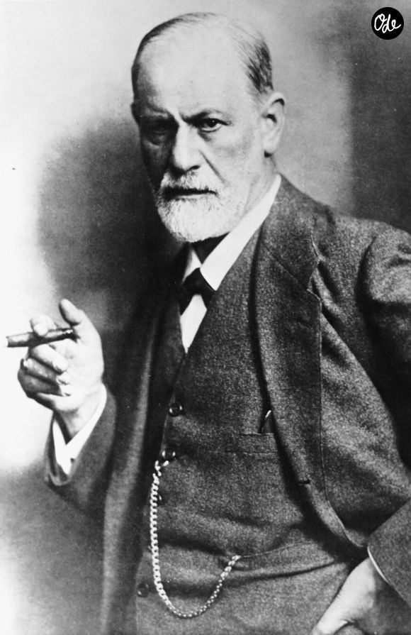 Sigmund Freud pose pour un portrait, la main sur la hanche, vêtu d'un costume et fumant un cigare.  (Crédit photo : ? Keystone Press Agency/ZUMA Press Wire)