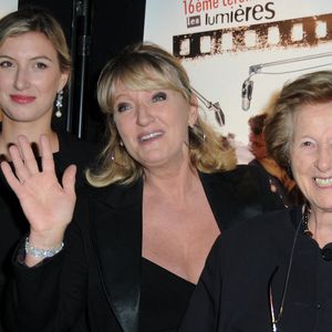 Charlotte de Turckheim avec sa fille Clara et sa mère lors de la 16e cérémonie annuelle des Lumières à l'Hôtel de Ville de Paris, à Paris, France, le 14 janvier 2011. Photo par Mireille Ampilhac/Abaca