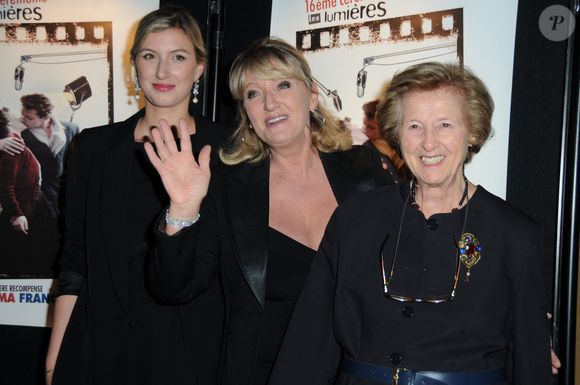 Charlotte de Turckheim avec sa fille Clara et sa mère lors de la 16e cérémonie annuelle des Lumières à l'Hôtel de Ville de Paris, à Paris, France, le 14 janvier 2011. Photo par Mireille Ampilhac/Abaca