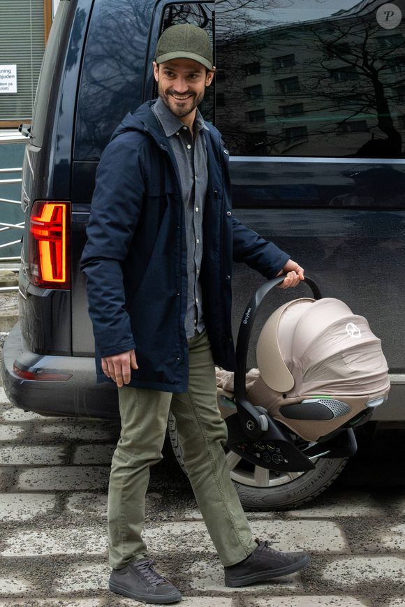 La princesse Sofia, le prince Carl Philip et leur fille quittent l'hôpital Danderyds près de Stockholm, en Suède le 8 février 2025. Photo par Dana Press / Bestimage