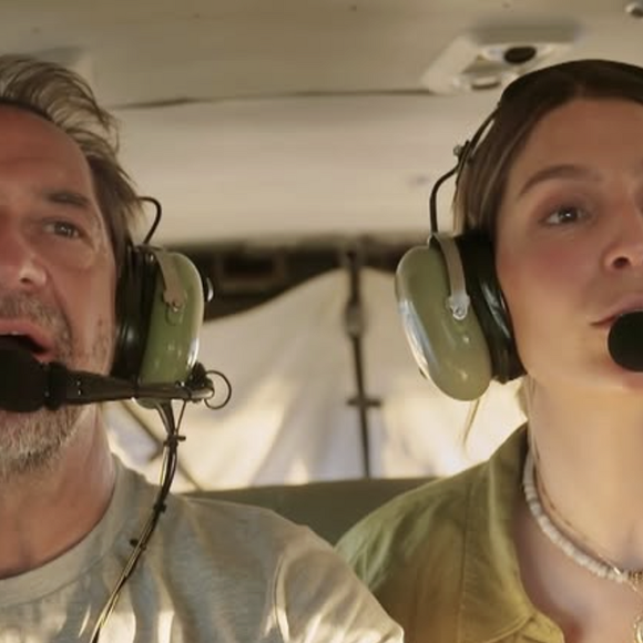 L'humoriste belge sera ce soir dans l'émission Rendez-vous en terre inconnue diffusée sur France 2. Laury Thilleman l'a emmené au cœur du Brésil, à la rencontre du peuple Wauja, dans le sud de l'Amazonie.

Laury Thilleman et Stéphane de Groodt . Capture d'écran Instagram France Télévisions.