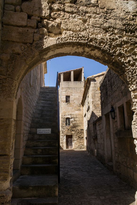 Les Baux de Provence  : ruelle dans le village - Photo de Ferrer F/ANDBZ/ABACAPRESS.COM