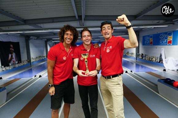 Exclusif - L'équipe "Koh Lanta": Laurent Maistret, Dorian Louvet, Claude Dartois remporte le tournoi de quilles - Quille solidaire à la veille de l'étape du coeur de l'association Mécénat Chirurgie Cardiaque "MCC" lors du Tour de France 2024 à Gevrey-Chambertin, France, le 4 juillet 2024. © Christophe Clovis/Bestimage