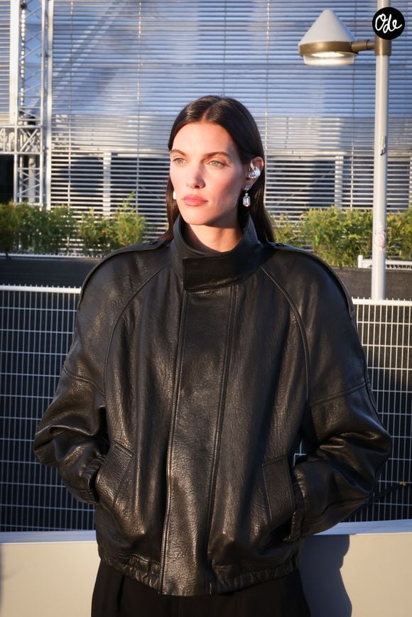 Très déçue, elle a assuré vouloir revenir en Pologne dès que possible.

Charlotte Cardin pose en backstage de l'émission "C à vous" lors du 79ème Festival International du Film de Cannes le 14 mai 2026.

© Jack Tribeca/Bestimage