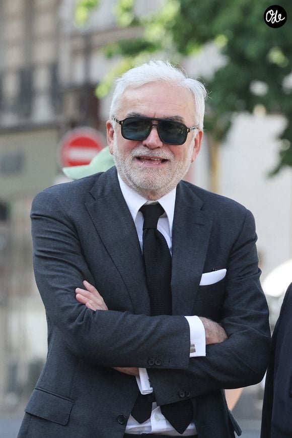 Pascal Praud - Arrivées aux obsèques de Philippe Labro en l'église de Saint-Germain-des-Prés à Paris le 13 juin 2025. © Dominique Jacovides - Christophe Clovis / Bestimage