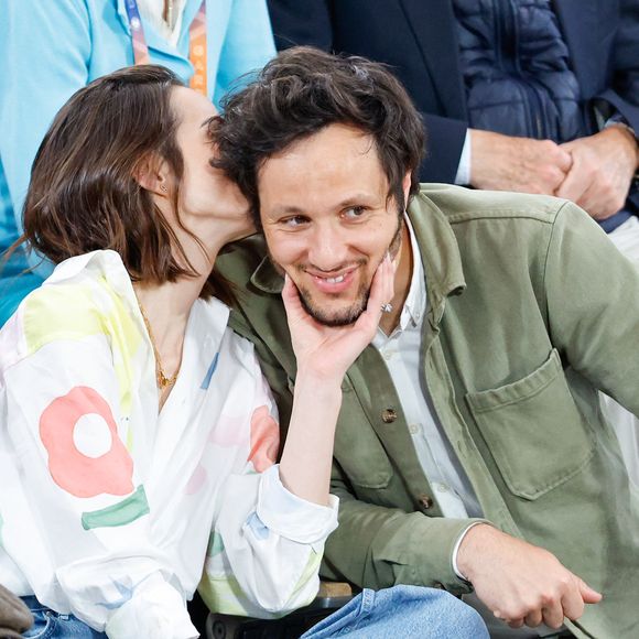 Le chanteur Vianney et sa femme Catherine Robert en tribunes lors des Internationaux de France de Tennis de Roland Garros 2025, à Paris, France, le 6 juin 2025. © Jacovides-Moreau/Bestimage
