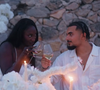 Bougies, abondantes compositions florales blanches, dîner installé face aux rochers et verres de vin : tout semble avoir été pensé pour cette occasion

Le rappeur RK a partagé la vidéo de sa demande en mariage à Aya Nakamura sur Instagram le 7 août 2026.