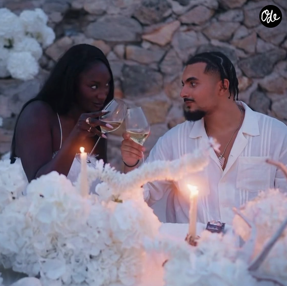 Bougies, abondantes compositions florales blanches, dîner installé face aux rochers et verres de vin : tout semble avoir été pensé pour cette occasion

Le rappeur RK a partagé la vidéo de sa demande en mariage à Aya Nakamura sur Instagram le 7 août 2026.