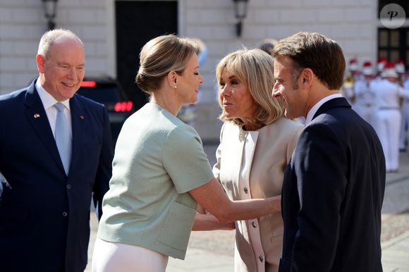 Le prince Albert II de Monaco, la princesse Charlène et leurs enfants accueillent le président Emmanuel Macron , sa femme Brigitte et une délégation au palais princier à Monaco le 7 juin 2025. © Ludovic Marin / Pool / Bestimage