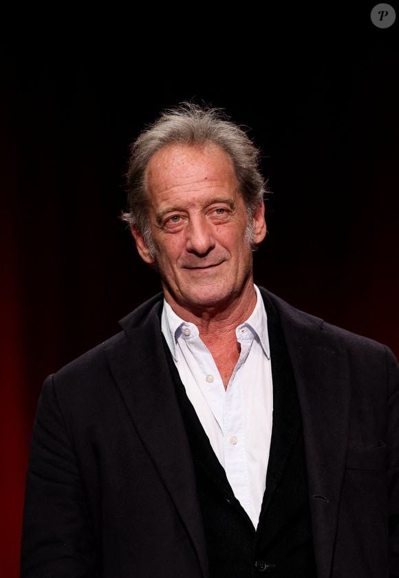"Je ne peux plus supporter ma tête, mes cheveux, la vieillesse, je me trouve empâté, gros, c’est devenu un supplice pour moi. Et puis rester des heures à attendre pour refaire trente fois la même chose. Pourquoi je ne m'en suis pas rendu compte il y a quarante ans ?", a-t-il confié

Vincent Lindon - Pour la séance de clôture de la 16ème édition du Festival Lumière de Lyon, un hommage tout particulier a été rendu à l'acteur Alain Delon en projetant "Plein Soleil" de René Clément. Pour l'occasion Vincent Lindon a prononcé un discours en présence de Anthony Delon, qui, sous le coup de l'émotion, a fondu en larmes pendant l'évocation de son père. C'est la première fois, depuis sa disparition, qu'un hommage était rendu en public à Alain Delon,  au Halle Tony Garnier, à Lyon, France, le 20 octobre 2024. © Dominique Jacovides/Bestimage