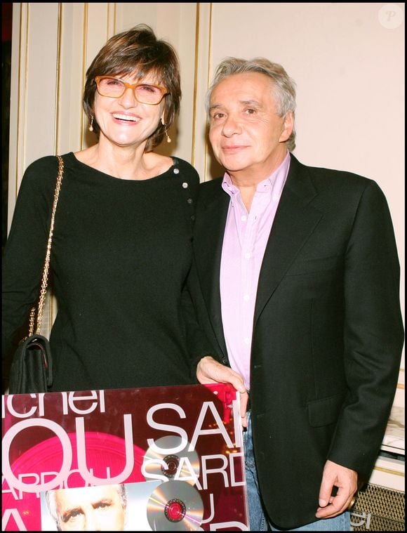 Amateur d'investissements immobiliers, l'interprète du titre "Être une femme" a en effet de nombreux biens un peu partout en France.

Exclusif - Michel Sardou et sa femme Anne-Marie Périer - Michel Sardou a reçu un double disque de platine pour son album "Du plaisir" le 26 novembre 2004