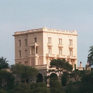 La villa offre également un jardin luxuriant et une piscine chauffée de 14 mètres, parfaits pour profiter du climat de la Côte d’Azur. 

Illustration – maison de Karl Lagerfeld, résidence La Vigie à Monaco. AGENCE / BESTIMAGE