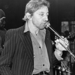 Le 8 mai 1960, Serge Gainsbourg en concert.  Photo par Keystone Press Agency/Keystone USA via ZUMAPRESS.com /ABACAPRESS.COM