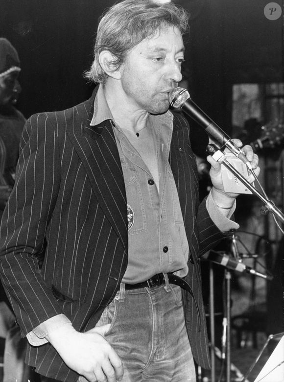 Le 8 mai 1960, Serge Gainsbourg en concert.  Photo par Keystone Press Agency/Keystone USA via ZUMAPRESS.com /ABACAPRESS.COM