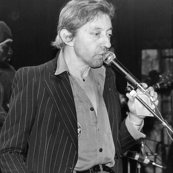 Le 8 mai 1960, Serge Gainsbourg en concert.  Photo par Keystone Press Agency/Keystone USA via ZUMAPRESS.com /ABACAPRESS.COM