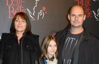 Bernard Campan se confie sur les infidélités au coeur de son mariage avec Anne, la mère de ses enfants
Bernard Campan avec sa femme Anne et leur fille - People a la générale de la comédie musicale "La Belle et la Bête" au Theatre Mogador a Paris.