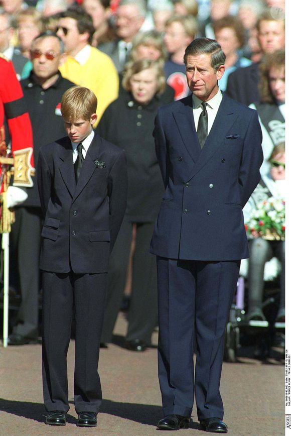 dont l'ultra médiatisation jusqu'à la mort a laissé des traces indélébiles ?

Le prince Harry lors des funérailles de Lady Diana à Londres en 1997
©Photo Press Service / BESTIMAGE