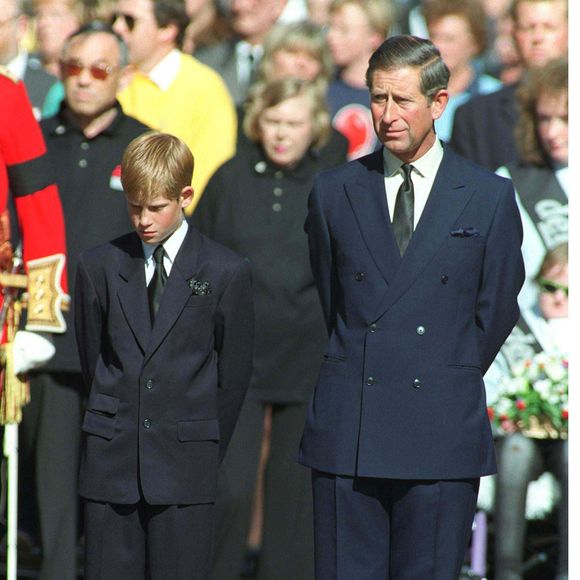 dont l'ultra médiatisation jusqu'à la mort a laissé des traces indélébiles ?

Le prince Harry lors des funérailles de Lady Diana à Londres en 1997
©Photo Press Service / BESTIMAGE