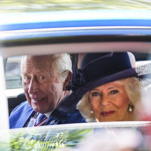 Le roi Charles et la reine Camilla partent après avoir déposé une couronne à la Tombe du Soldat inconnu au Monument commémoratif de guerre du Canada à Ottawa lors d'une visite royale le mardi 27 mai 2025. The Canadian Press/ABACAPRESS.COM//Justin Tang