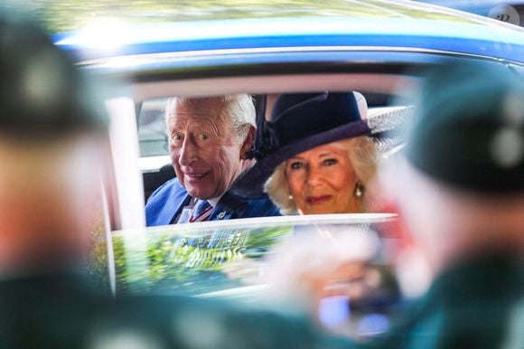 Le roi Charles et la reine Camilla partent après avoir déposé une couronne à la Tombe du Soldat inconnu au Monument commémoratif de guerre du Canada à Ottawa lors d'une visite royale le mardi 27 mai 2025. The Canadian Press/ABACAPRESS.COM//Justin Tang