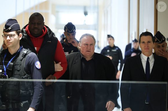 Gérard Depardieu et son avocat Jérémie Assous -  Arrivées au procès de Gérard Depardieu pour agressions sexuelles sur deux femmes lors d'un tournage de film en 2021, au tribunal correctionnel de Paris.
Le 27 mars 2025.

© Clovis / Guignebourg / Bestimage