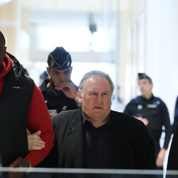 Gérard Depardieu et son avocat Jérémie Assous -  Arrivées au procès de Gérard Depardieu pour agressions sexuelles sur deux femmes lors d'un tournage de film en 2021, au tribunal correctionnel de Paris.
Le 27 mars 2025.

© Clovis / Guignebourg / Bestimage