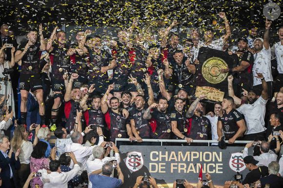 Les joueurs du Stade Toulousain célèbrent avec le trophée du Bouclier de Brennus après avoir remporté la finale du Top 14 français de rugby entre le Stade Toulousain (Toulouse) et l'Union Bordeaux-Begles (UBB) au Stade de France à Saint-Denis, au nord de Paris, le 28 juin 2025.Photo par Eliot Blondet/ABACAPRESS.COM