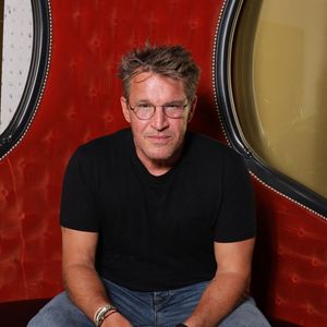 Il indique ainsi avoir eu la main "explosée" après que son hélicoptère télécommandé lui a foncé dessus.

Exclusif - Rencontre avec Benjamin Castaldi lors de la 3ème édition du Festival du Cinéma Français et de la Gastronomie d'Aix-les-Bains. Le 5 juin 2024
© Denis Guignebourg / Bestimage