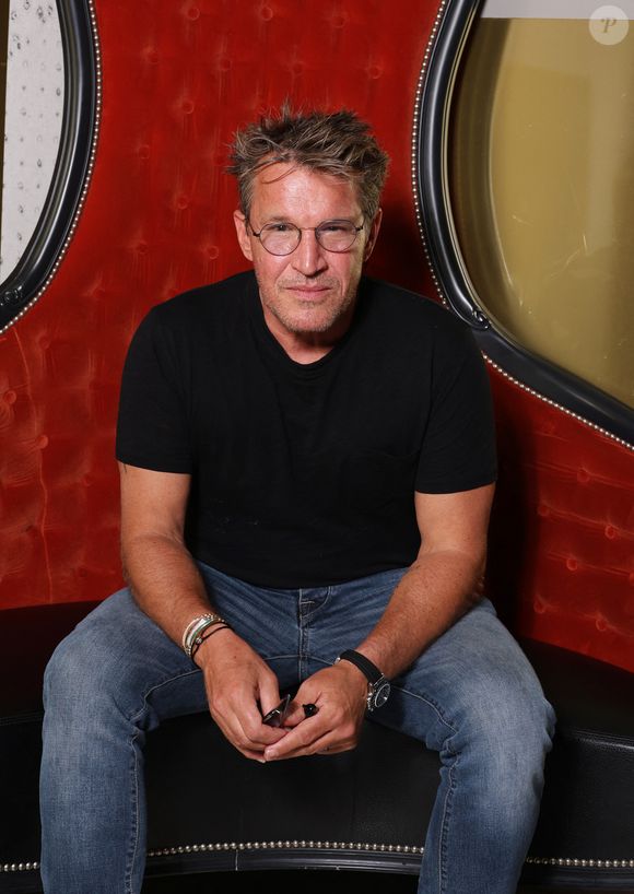 Il indique ainsi avoir eu la main "explosée" après que son hélicoptère télécommandé lui a foncé dessus.

Exclusif - Rencontre avec Benjamin Castaldi lors de la 3ème édition du Festival du Cinéma Français et de la Gastronomie d'Aix-les-Bains. Le 5 juin 2024
© Denis Guignebourg / Bestimage