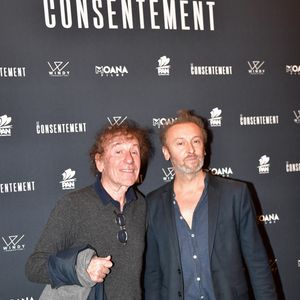 L'auteur-compositeur-interprète et acteur Alain Souchon (G) pose pour un photo-call avec son fils l'auteur-compositeur-interprète Pierre Souchon pour l'avant-première du film Le Consentement réalisé par Vanessa Filho au cinéma Arlequin à Paris, France, le 2 octobre 2023. Photo by Firas Abdullah/ABACAPRESS.COM