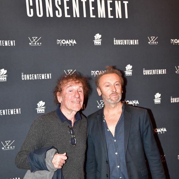 L'auteur-compositeur-interprète et acteur Alain Souchon (G) pose pour un photo-call avec son fils l'auteur-compositeur-interprète Pierre Souchon pour l'avant-première du film Le Consentement réalisé par Vanessa Filho au cinéma Arlequin à Paris, France, le 2 octobre 2023. Photo by Firas Abdullah/ABACAPRESS.COM