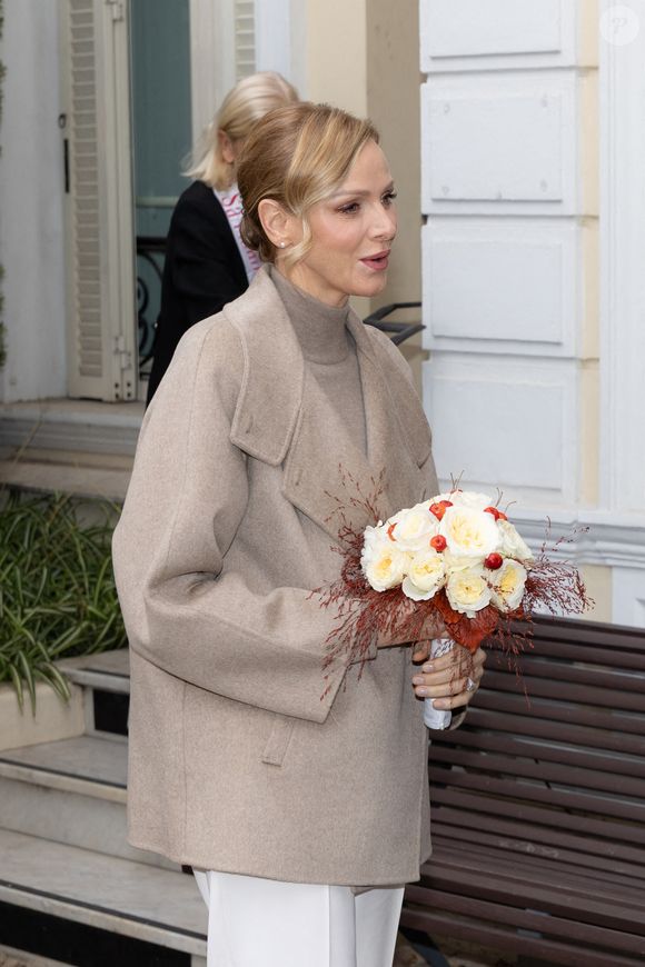 Des chaussures élégantes et tendance au prix de 828 dollars, soit un peu plus de 700 euros !

Charlene de Monaco offre des cadeaux aux personnes défavorisées au bureau de la Croix-Rouge de Monaco, le 14 novembre 2025.

Photo : Olivier Huitel / Pool Monaco / Bestimage