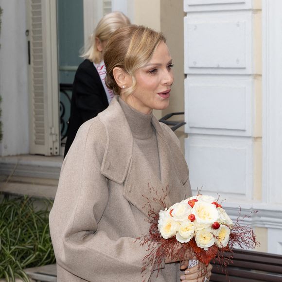 Des chaussures élégantes et tendance au prix de 828 dollars, soit un peu plus de 700 euros !

Charlene de Monaco offre des cadeaux aux personnes défavorisées au bureau de la Croix-Rouge de Monaco, le 14 novembre 2025.

Photo : Olivier Huitel / Pool Monaco / Bestimage