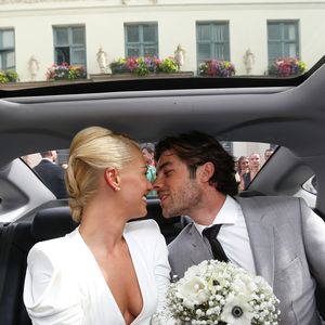 Exclusif - Katrina Patchett et Valentin D'Hoore à la sortie de la mairie - Mariage de Katrina Patchett et Valentin D'Hoore vendredi à 14 h à la mairie de Linselles dans les Hauts-de-France suivi d'une cérémonie civile d'échange d'anneaux, dont le maître de cérémonie était Maxime Dereymez, dans l'orangerie du château du Biez à Pecq en Belgique le 1er septembre 2017. © Philippe Doignon/Bestimage

Crédits obligatoires :
Valentin D'Hoore habillé par Hugo Boss
Katrina Patchett en robe Costarellos et chaussures Louboutin
Coiffure : Alexandra Dieu pour Vog coiffure
Maquillage : Marie Laure Thanneur