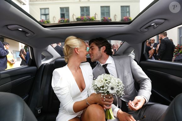 Exclusif - Katrina Patchett et Valentin D'Hoore à la sortie de la mairie - Mariage de Katrina Patchett et Valentin D'Hoore vendredi à 14 h à la mairie de Linselles dans les Hauts-de-France suivi d'une cérémonie civile d'échange d'anneaux, dont le maître de cérémonie était Maxime Dereymez, dans l'orangerie du château du Biez à Pecq en Belgique le 1er septembre 2017. © Philippe Doignon/Bestimage

Crédits obligatoires :
Valentin D'Hoore habillé par Hugo Boss
Katrina Patchett en robe Costarellos et chaussures Louboutin
Coiffure : Alexandra Dieu pour Vog coiffure
Maquillage : Marie Laure Thanneur