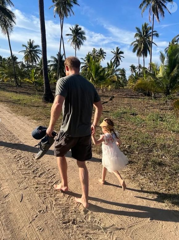 "Joyeux anniversaire à notre magnifique fille !", a t-elle notamment écrit. "Elle entrait dans notre vie il y a 4 ans, et depuis, chaque jour est plus beau et plus lumineux. Merci à tous ceux qui lui envoient de l'amour et célèbrent ce jour spécial". 

Le prince Harry en compagnie de sa fille Lilibet (Capture d'écran 2025).
