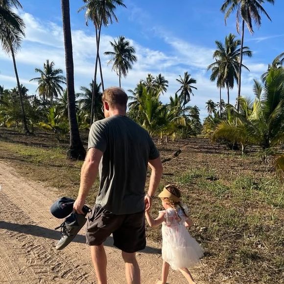 "Joyeux anniversaire à notre magnifique fille !", a t-elle notamment écrit. "Elle entrait dans notre vie il y a 4 ans, et depuis, chaque jour est plus beau et plus lumineux. Merci à tous ceux qui lui envoient de l'amour et célèbrent ce jour spécial". 

Le prince Harry en compagnie de sa fille Lilibet (Capture d'écran 2025).