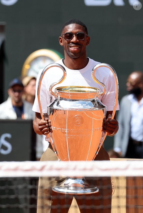 Ousmane Dembélé (PSG) présente le trophée de la Ligue des champions sur le court Philippe-Chatrier lors des internationaux de France de Tennis de Roland Garros 2025 (Jour 9), à Paris, France, le 2 juin 2025. © Jacovides-Moreau/Bestimage