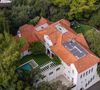 Ce domaine de 1000 m2 comprend 6 chambres, 10 salles de bains, un studio de fitness, un salon de thé, une piscine mais aussi un trampoline. 

Los Feliz, CA La star Angelina Jolie met en vente sa propriété emblématique de Los Angeles pour un million, alors que des rumeurs circulent sur son départ définitif des Etats-Unis. La maison comprend 6 chambres à coucher, 10 salles de bains et 1 000 mètres carrés d'espace habitable.

Photo : Backgrid USA / Bestimage