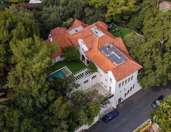 Ce domaine de 1000 m2 comprend 6 chambres, 10 salles de bains, un studio de fitness, un salon de thé, une piscine mais aussi un trampoline. 

Los Feliz, CA La star Angelina Jolie met en vente sa propriété emblématique de Los Angeles pour un million, alors que des rumeurs circulent sur son départ définitif des Etats-Unis. La maison comprend 6 chambres à coucher, 10 salles de bains et 1 000 mètres carrés d'espace habitable.

Photo : Backgrid USA / Bestimage
