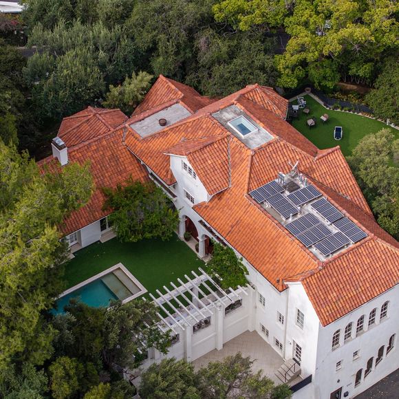 Ce domaine de 1000 m2 comprend 6 chambres, 10 salles de bains, un studio de fitness, un salon de thé, une piscine mais aussi un trampoline. 

Los Feliz, CA La star Angelina Jolie met en vente sa propriété emblématique de Los Angeles pour un million, alors que des rumeurs circulent sur son départ définitif des Etats-Unis. La maison comprend 6 chambres à coucher, 10 salles de bains et 1 000 mètres carrés d'espace habitable.

Photo : Backgrid USA / Bestimage