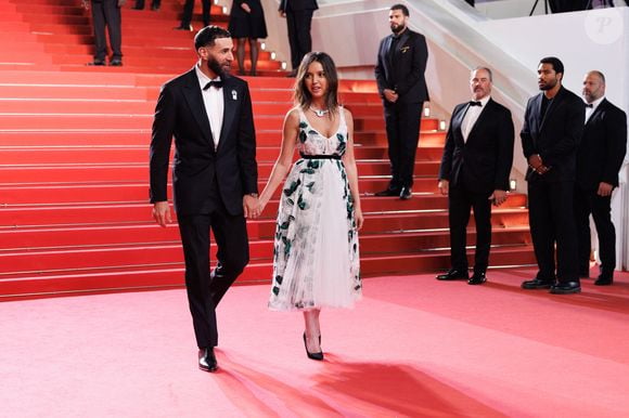 Karim Benzema et sa compagne Lyna Khoudri à la descente des marches du film « 13 jours 13 nuits » lors du 78ème Festival International du Film de Cannes. Le 23 mai 2025
© © Jacovides-Moreau / Bestimage / Bestimage