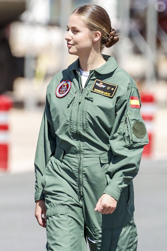 Avec ce parcours, Leonor poursuit la tradition familiale et se prépare à ses futures fonctions de cheffe suprême des armées espagnoles.

La princesse Leonor assiste à son premier jour à l'académie de l'armée de l'air à San Javier, Murcie, le 1er septembre 2026 à San Javier, Espagne par Archie Andrews/ABACAPRESS.COM