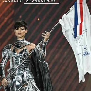 Sur Instagram, Eve Gilles a tenu à remercier ses soutiens tout en saluant la gagnante. "Merci pour cette AVENTURE ! C’est un clap de fin pour cette aventure Miss Univers. je suis très fière d’avoir représentée la France ! C’était un moment de dingue et je n’y serai jamais arrivée sans vous ! 

Eve Gilles en costume de Jeanne d'Arc pendant l'élection de Miss Univers.
Crédit : Instagram/The Angel 91