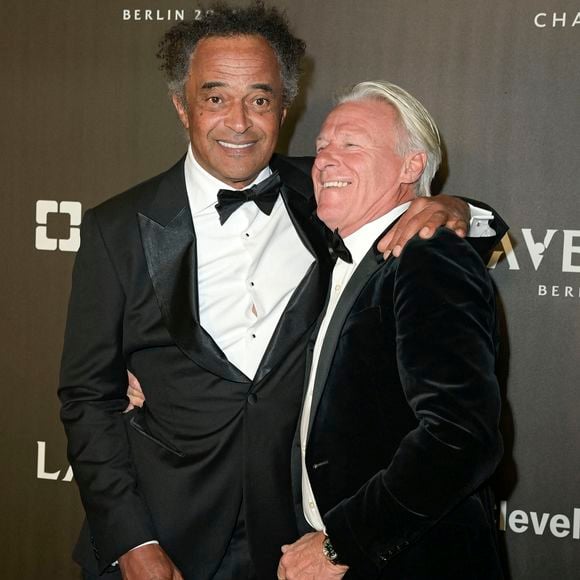 Sur le cliché, on peut voir Yannick Noah dans la piscine en train de porter sa fille dans ses bras

Yannick Noah et Björn Borg - Soirée d'ouverture de la 7ème Laver Cup à Berlin, le 19 septembre 2024.