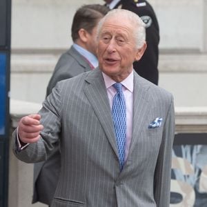 Le roi Charles III d'Angleterre, quitte l'exposition "Soil : Le monde à nos pieds" au Somerset House à Londres, le 26 mars 2025.