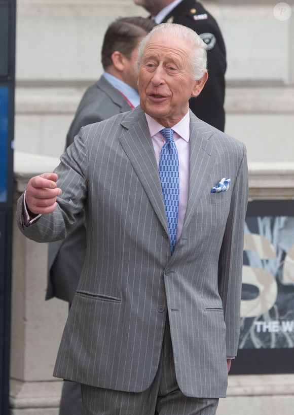 Le roi Charles III d'Angleterre, quitte l'exposition "Soil : Le monde à nos pieds" au Somerset House à Londres, le 26 mars 2025.