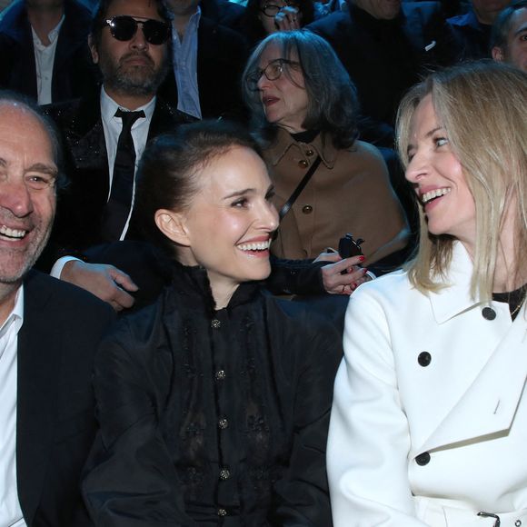 Xavier Niel, Natalie Portman et Delphine Arnault (Présidente de Dior) - Célébrités au Défilé de Mode Dior, Prêt-à-porter Automne / Hiver 2025-2026 dans le cadre de la Fashion Week de Paris, France, le 04 Mars 2025. 

© Bertrand Rindoff / Bestimage