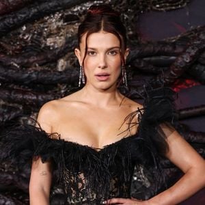 Millie Bobby Brown au photocall de la première de la série "Stranger Things - Saison 5" au TCL Chinese Theatre de Los Angeles, Californie, Etats-Unis, le 6 novembre 2025. © RALL/Backgrid USA/Bestimage